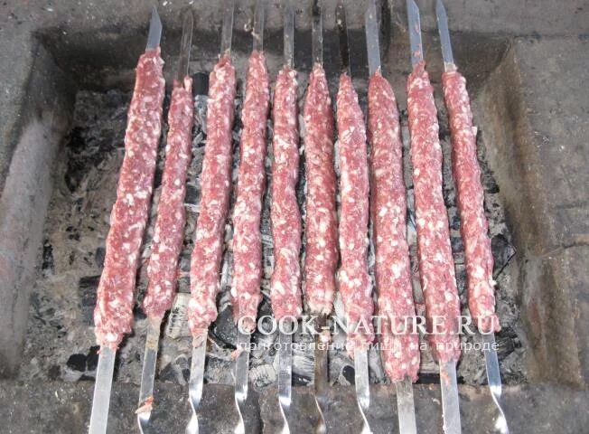 Кебаб падает с шампуров. Кебаб падает с шампуров. Шампур для люлякибаба. Шампура для люля-кебаб. Кебаб падает с шампуров.