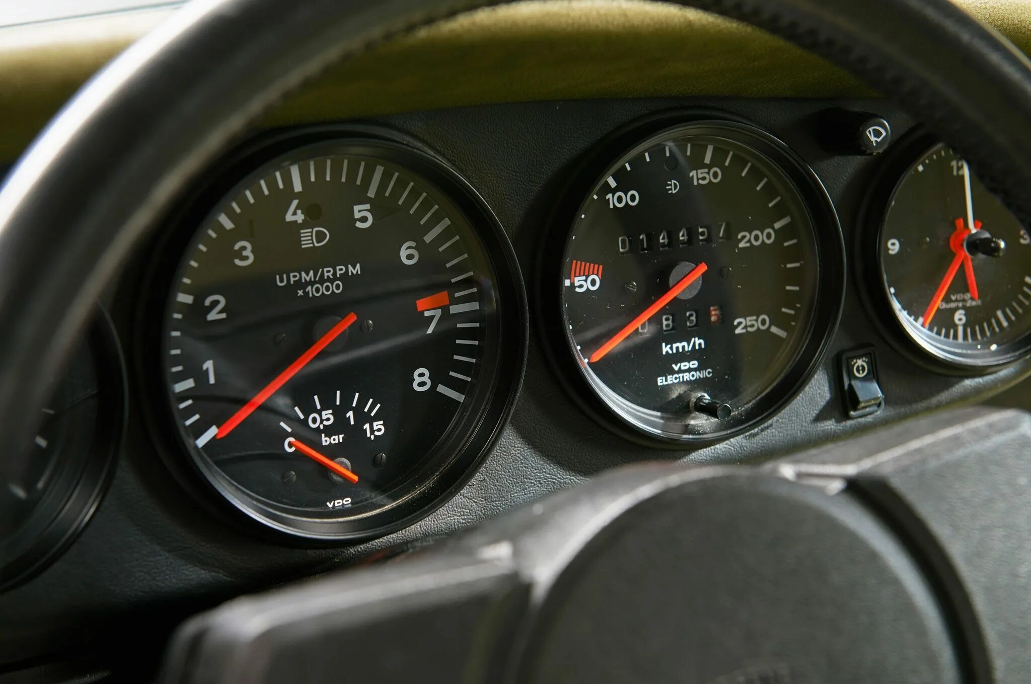 Турбо тахометр. Спортивные датчики на машину. Турбо тахометр. Форд мустанг спидометр. Турбо тахометр.