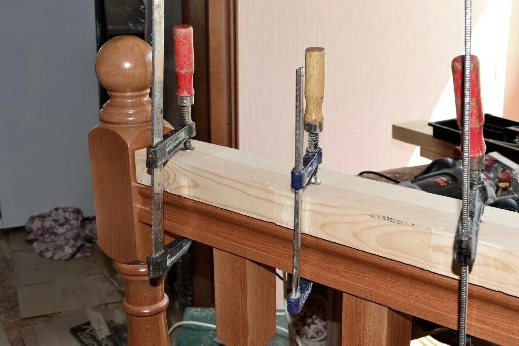 Крепление балясины к косоуру. Крепление деревянных балясин к ступеням. Крепление балясины к ступени крепеж. Крепление опорной балясины к полу. Крепеж для балясин шпилька.