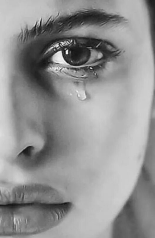 Девушка в слезах. Плачущая девушка. Плачущий глаз. Грустные женские глаза. Музыка где плачут