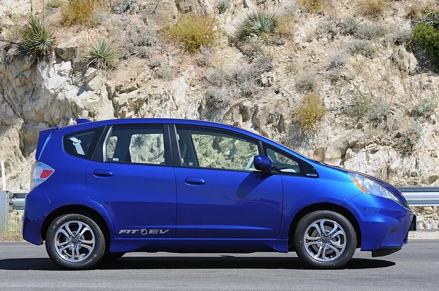 Honda fit 2013. Хонда фит 2013 года. Honda Fit Electric. Honda Fit 2013 диски.