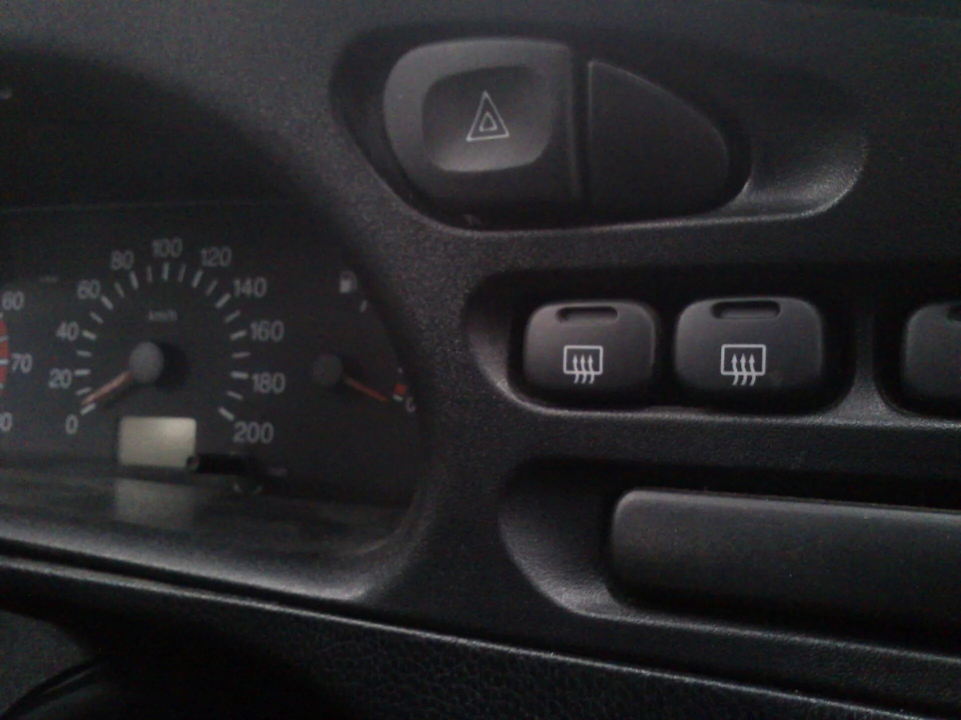 Реле обогрева заднего стекла chevrolet niva. Реле обогрева заднего стекла нива шевроле. Кнопка обогрева заднегостеклашевроленив. Кнопка включения обогрева зеркал нива шевроле. Обогрев заднего стекла нива шевроле.