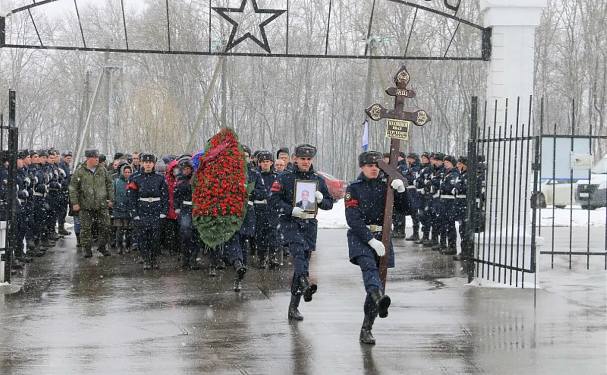 Церемония прощания с военнослужащим погибшим на Украине. Прощание с солдатом. Похороны военнослужащего. Военное кладбище в Туле.