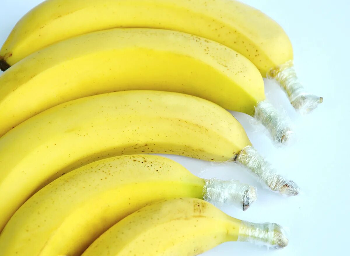 Как дольше сохранить бананы. Бананы в пищевой пленке. Хвост с бананом. Бананы свежие. Бананы на прилавке.
