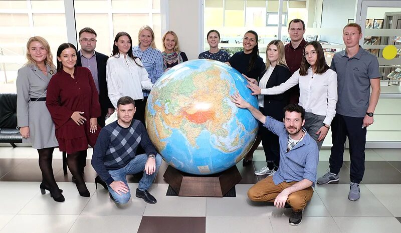 открытая школа преподаватели. открытая школа преподаватели. встреча первоклассников с первой учительницей. перспектива томск учителя. школьники в современной школе.