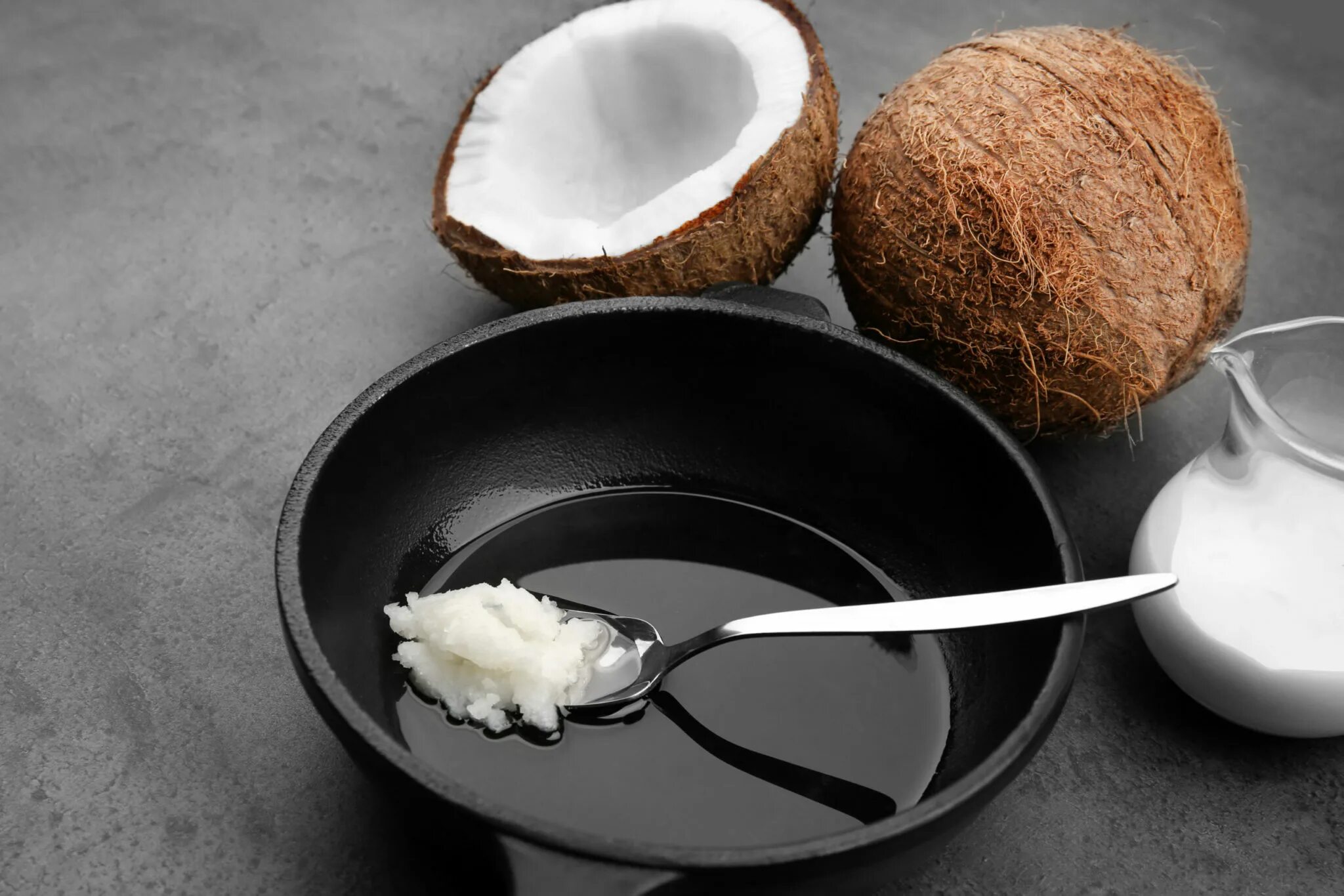 Coconut oil масло кокосовое для волос. Кокос сверху. Жидкое кокосовое масло для волос. Масло для волос с кокосом. Как пользоваться кокосовым.