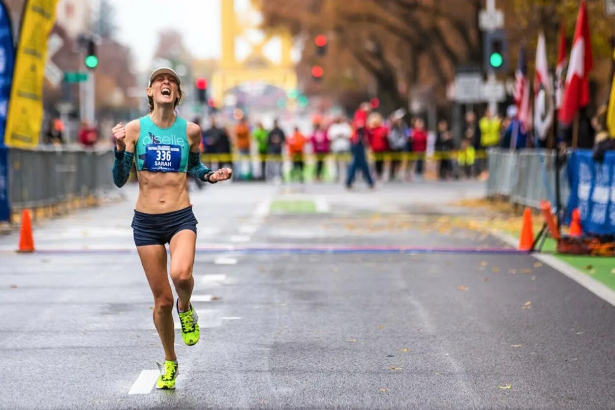 Виктория боуи легкая атлетика. Тори боуи. Девушка бежит марафон. Легкая атлетика спринтерский бег старт. Tori run.