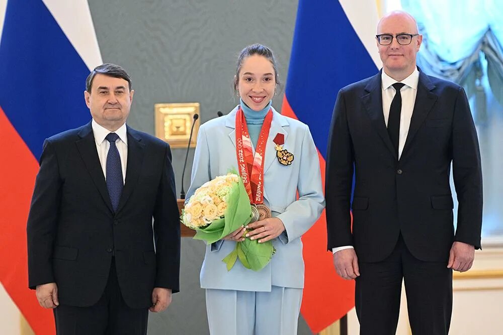Какую награду получали победители олимпийских. Награждение олимпийских чемпионов 2025 в кремле. олимпиада награждение. награждение олимпийцев в кремле. награждение медалью.