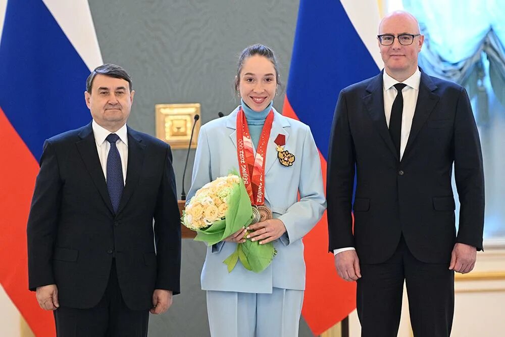 Церемония награждения олимпиады. Награждение спортсменов. Награждение в Кремле. Награждение олимпийцев в Кремле.