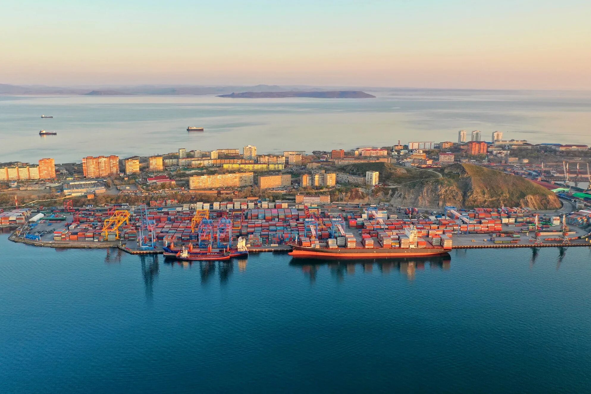 Vladivostok port. Порт Владивосток. ВМТП Владивосток. Дальневосточный порт Владивосток. Порт ВМТП Владивосток.