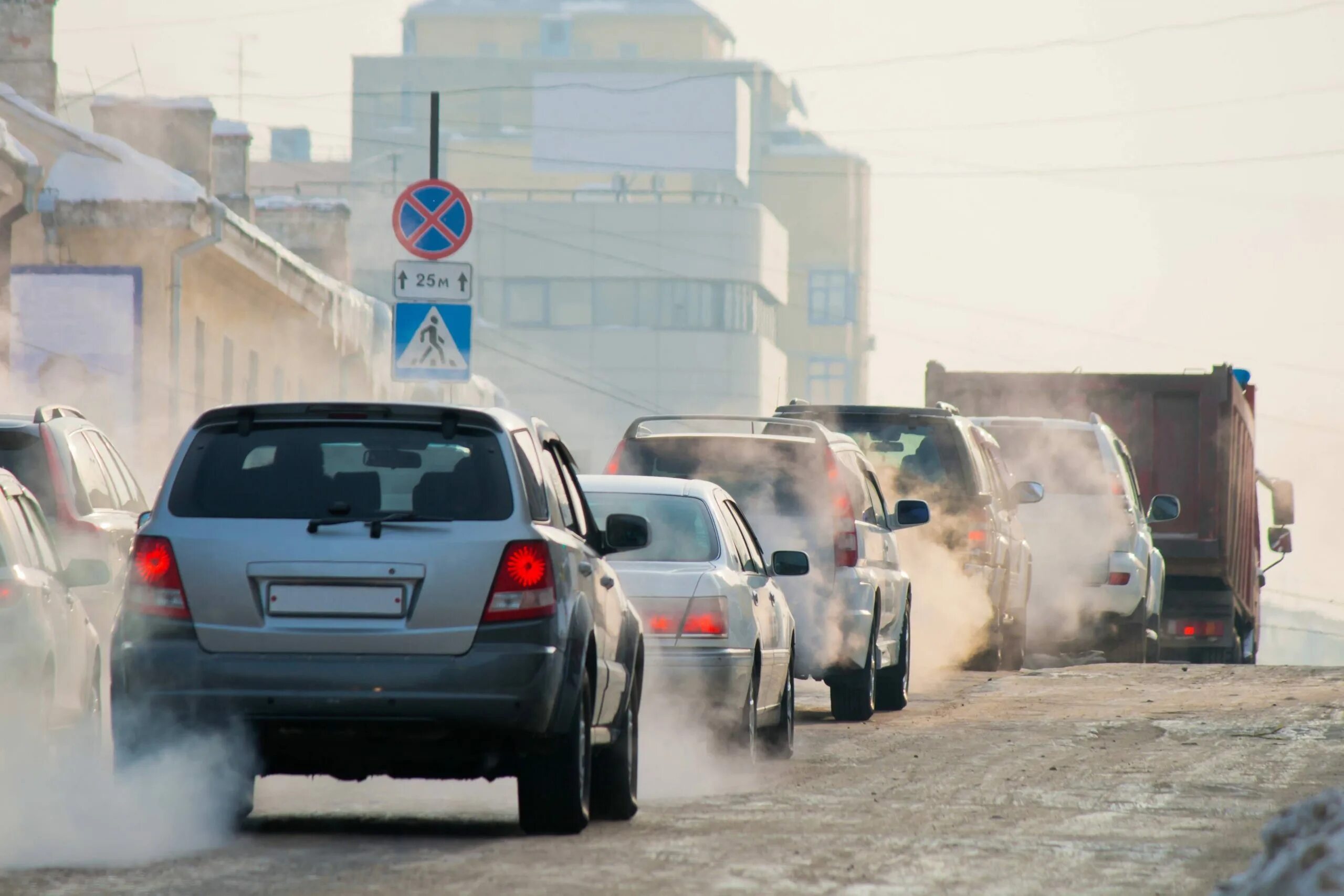 Автотранспорт нет. Выхлопы автомобилей. выхлопные газы автомобилей. загрязнение воздуха автотранспортом. вредные выбросы автомобилей.