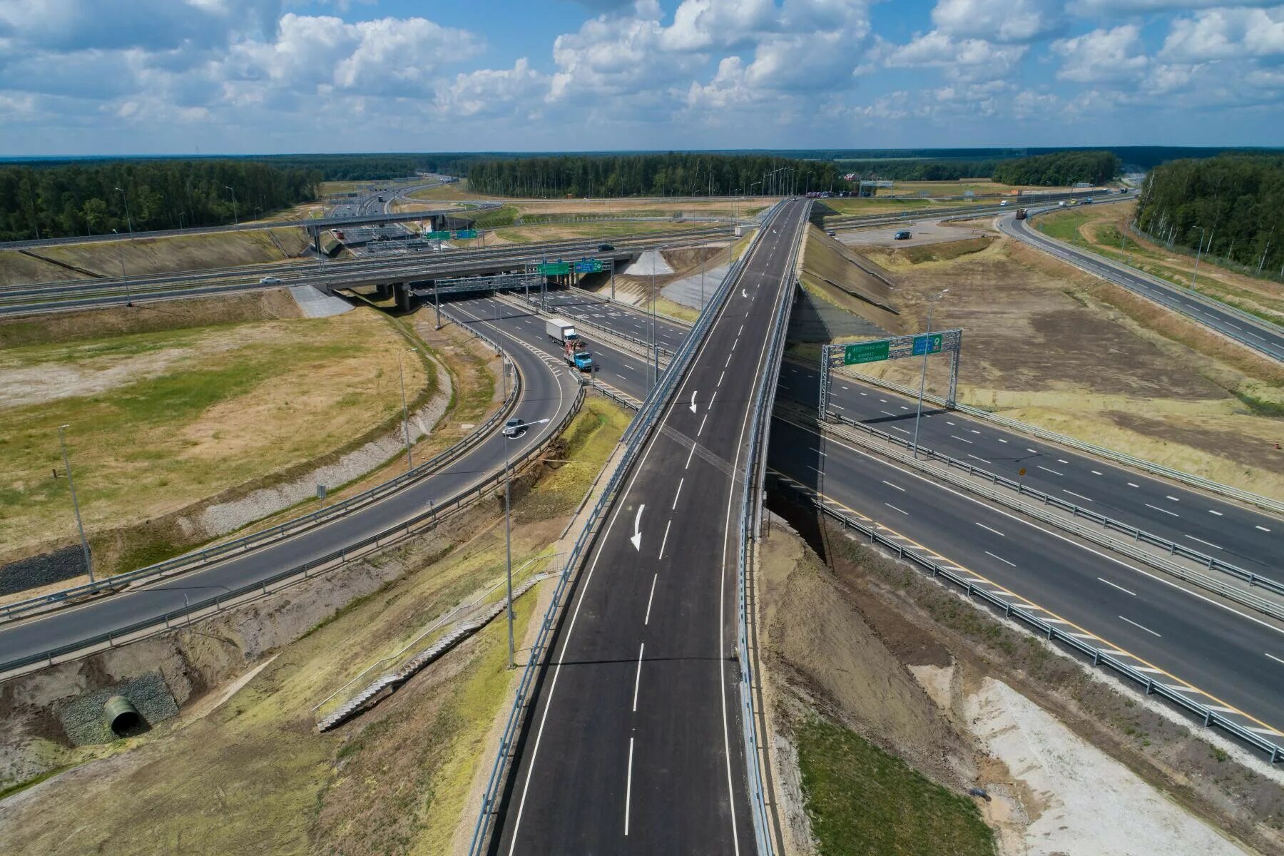 Реконструкция автомобильной дороги. Дорожное строительство. Крупное строительство дорог. Цкад дорога. Участок м12 автобан.