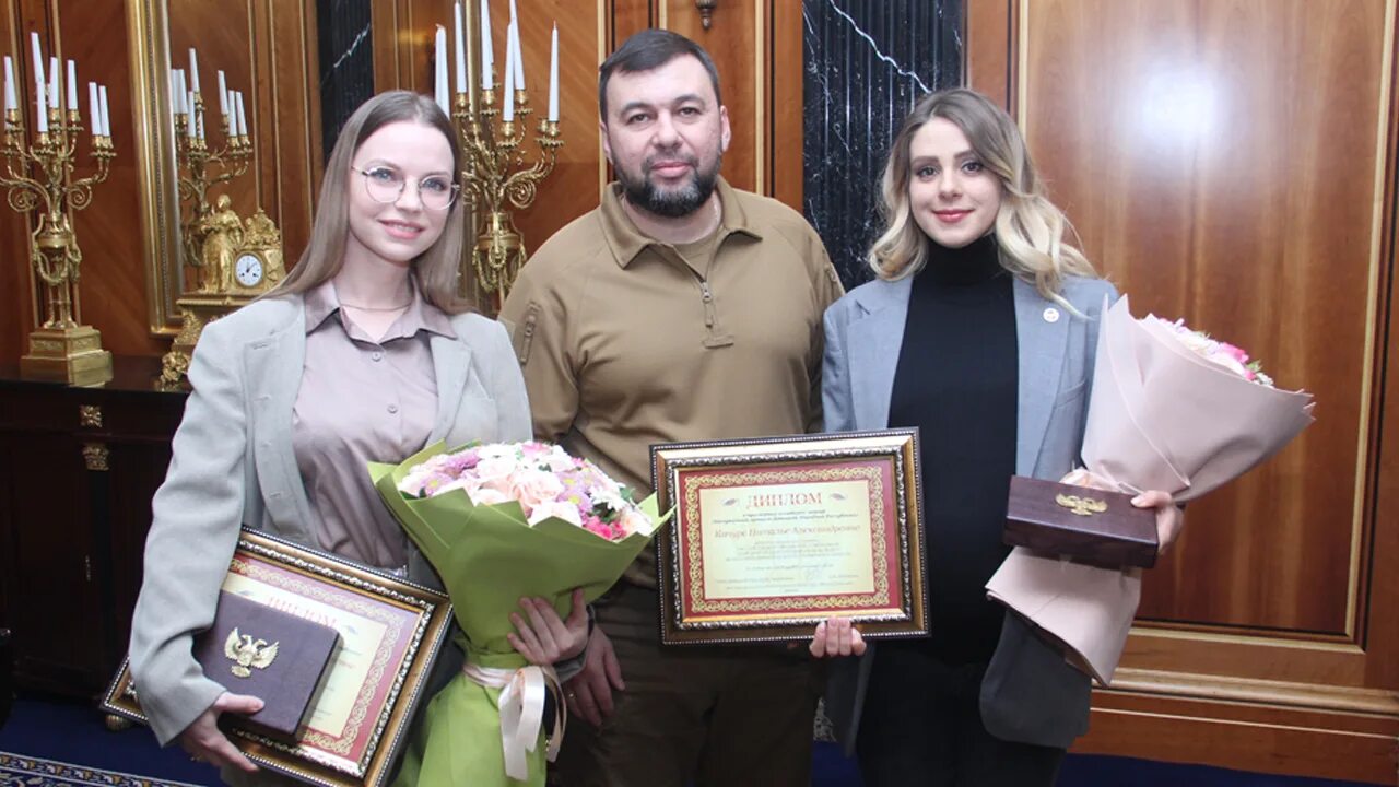 Театр донецкая народная республика. Народные артисты донецкой народной республики. Иосиф кобзон - патриотические песни. Концерт днр. Ведущая телеканала юнион днр.