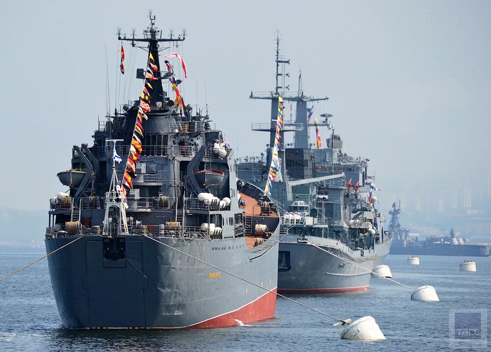 Станция кораблей как называется. Тихоокеанский военно-морской флот. Боевая линия кораблей это. Фото корабля на параде Победы. Морской парад ВМФ В Г. Владивостоке : фото.