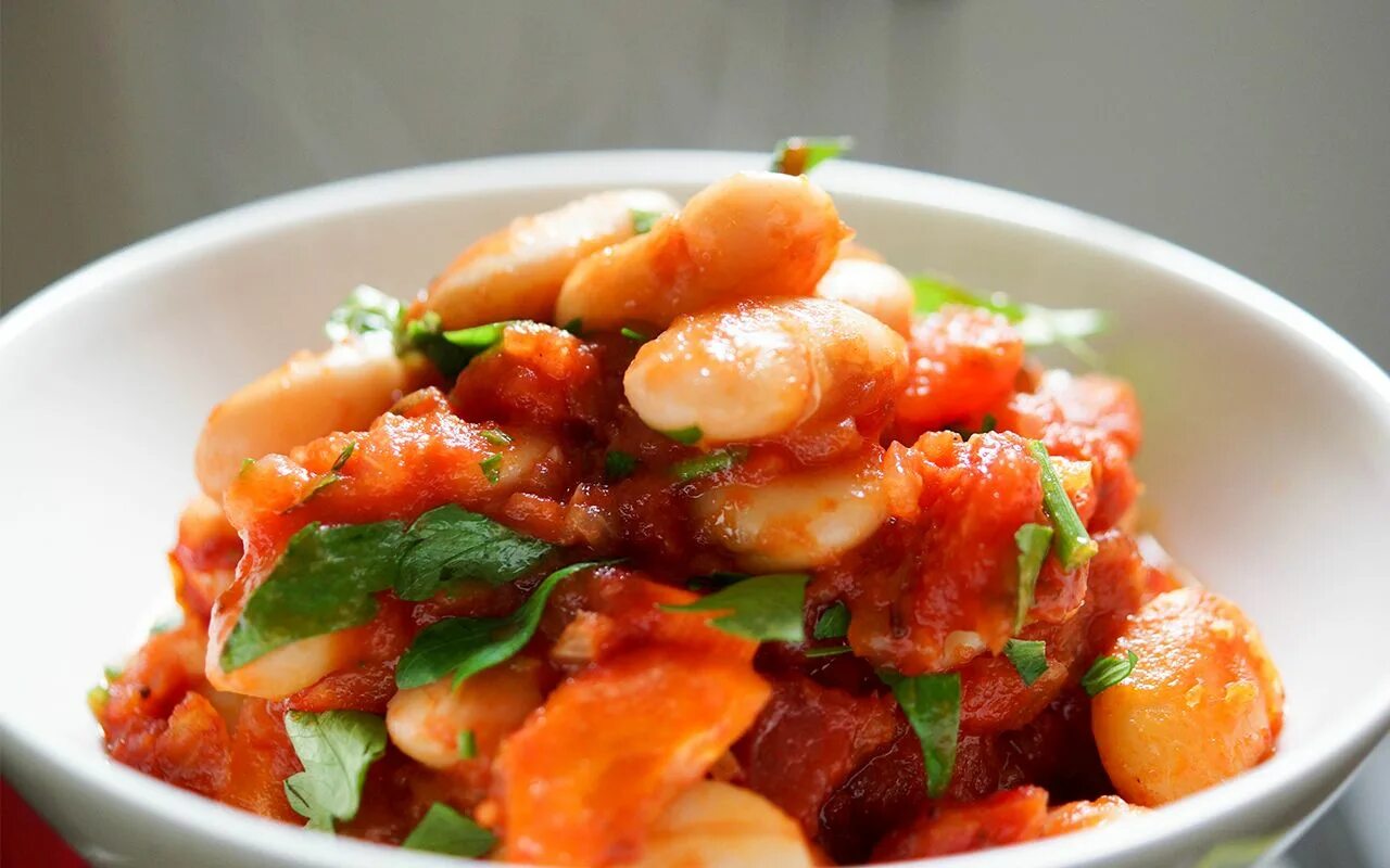 Фасоль с овощами. Фасоль запеченная с овощами. фасоль гигантская запеченная с овощами. фасоль красная с овощами жареная.