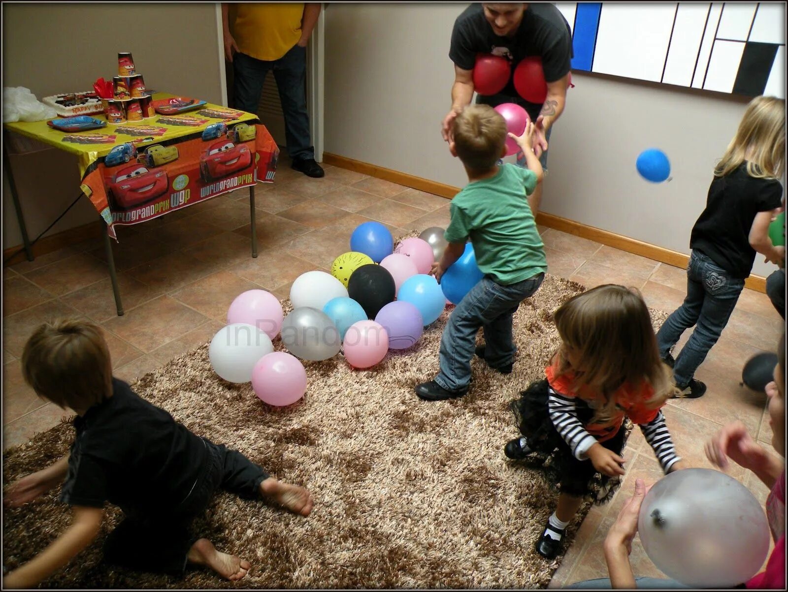 Чем развлечь детей на дне. Конкурсы с шарами. Детские игры на день рождения. Конкурсы с шарами для детей. Конкурсы с шарами для детей 5 лет.