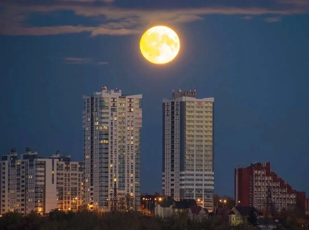 Суперлуние в Перми. Луна в Новосибирске. Луна над городом. Полнолуние над городом.