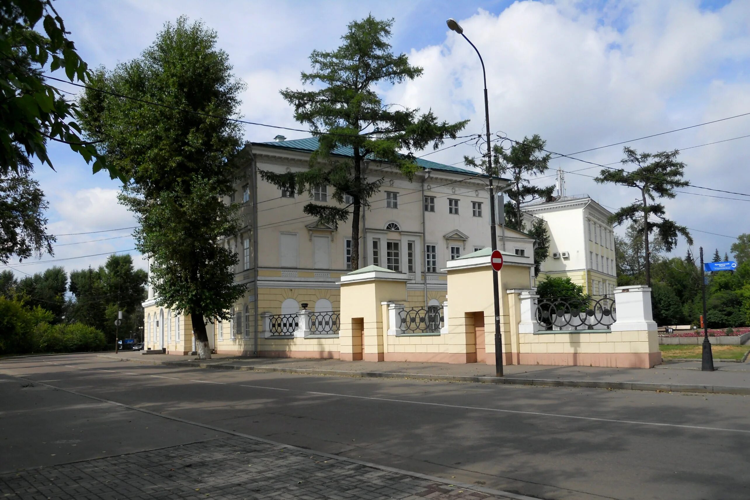 Белый дом" в Иркутске ИРКИПЕДИЯ - портал Иркутской области: знания и новости
