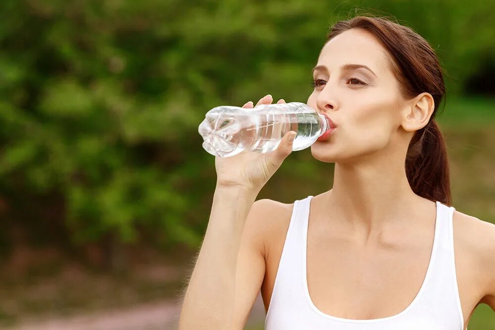 Девушка пьет воду. Человек пьет. Человек пьет воду. Девушка пьет воду из стакана. Удовлетворение жажды