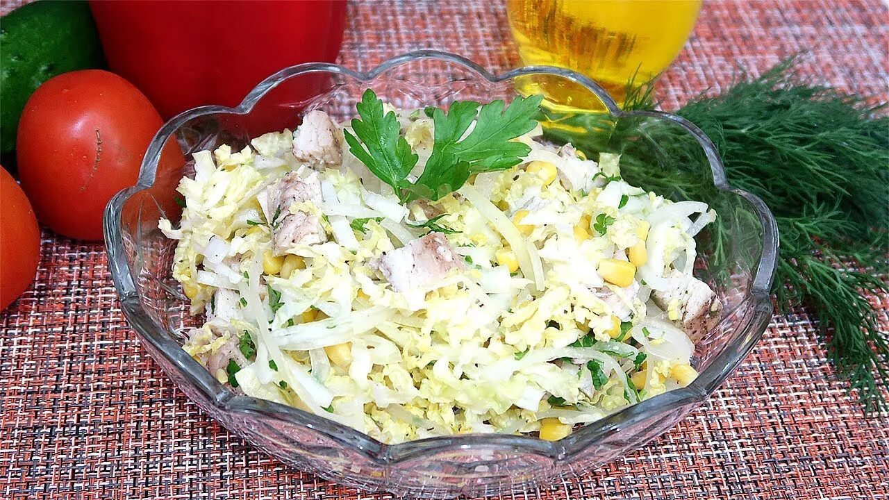 Пекинская капуста яйцо кукуруза курица. Салат с пекинской капустой и куриной. Салат пекинская капуста кукуруза куриная грудка. Салат Пекинский с курицей. Салат с пекинской капустой и куриной грудкой.