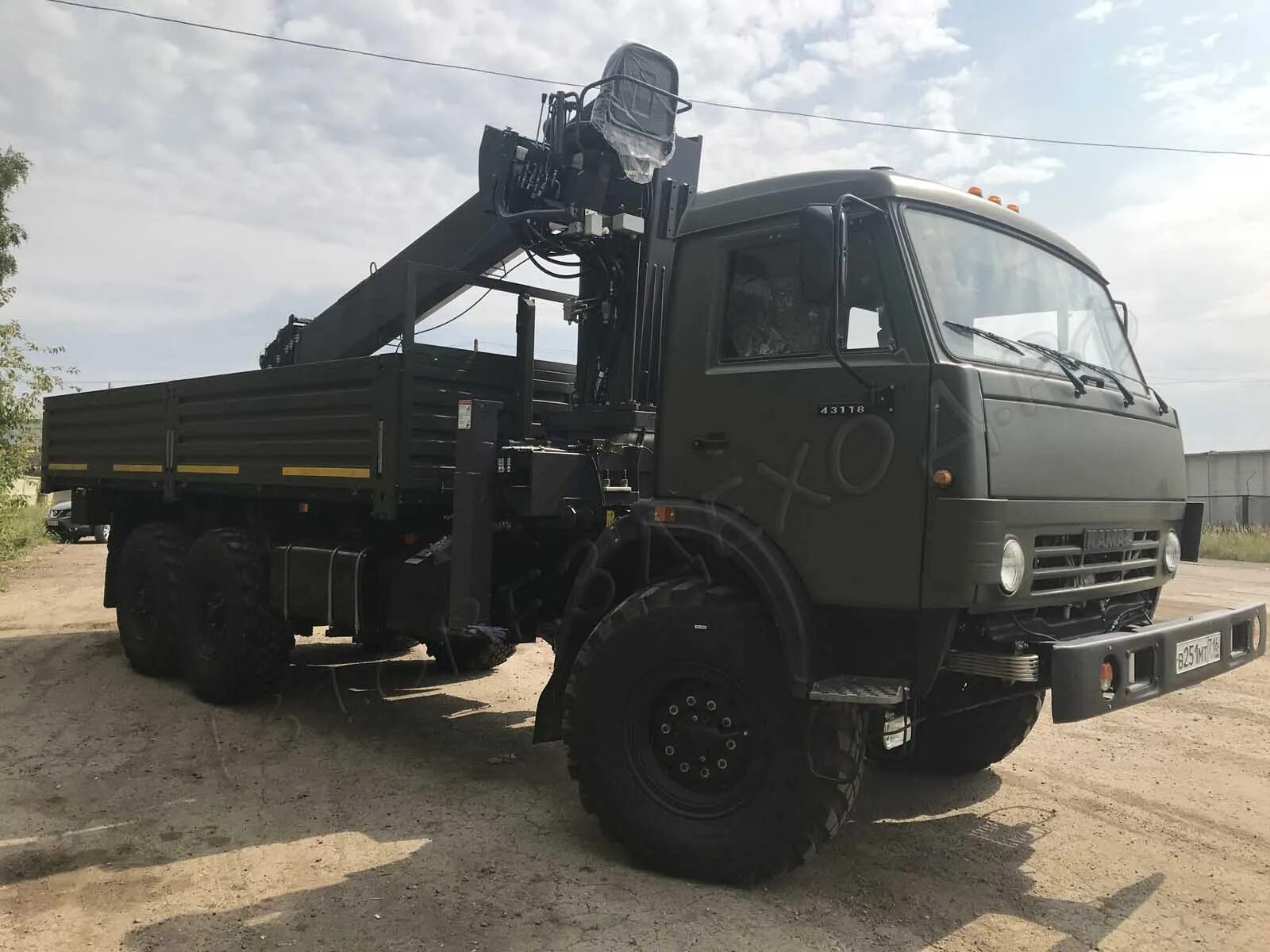 Манипулятор камаз вездеход стрела 7 тонн борт 10 тонн. Камаз 6 на 6 с кму. Камаз вездеход с кму. Камаз манипулятор тадано. Белый камаз кму 7 тонн вездеход.