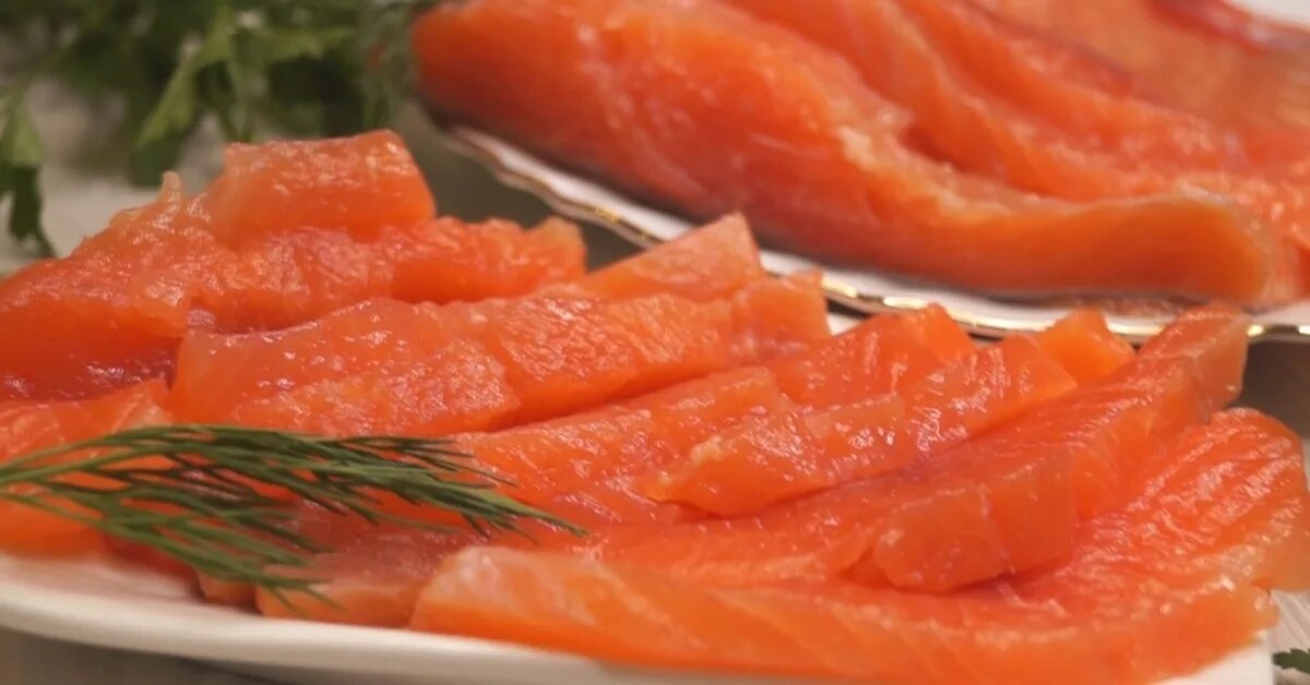 Как вкусно засолить красную рыбу дома. Красная рыба соленая. рыба красная слабосоленая. солёная красная рыба в домашних. рыбы в алании красные.