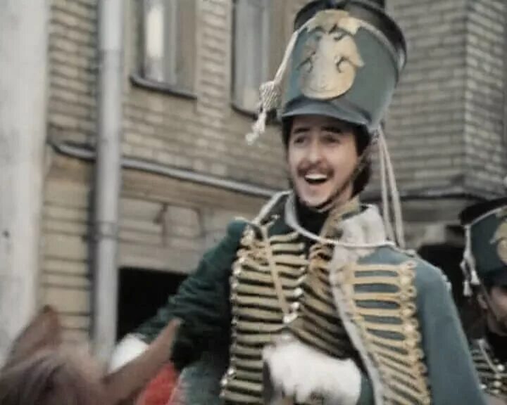 гусары реконструкция. юрий яковлев ржевский. поручик ржевский гусар 1812 портрет. старый инвалид сидя на столе нашивал синюю заплату. гусарский праздник.