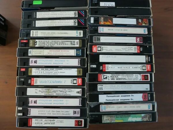 Название кассет. Кассеты вхс с фильмами 90. видеокассеты 90 х vhs. видеокассеты vhs 90х маленькие. кассета vhs 90е.