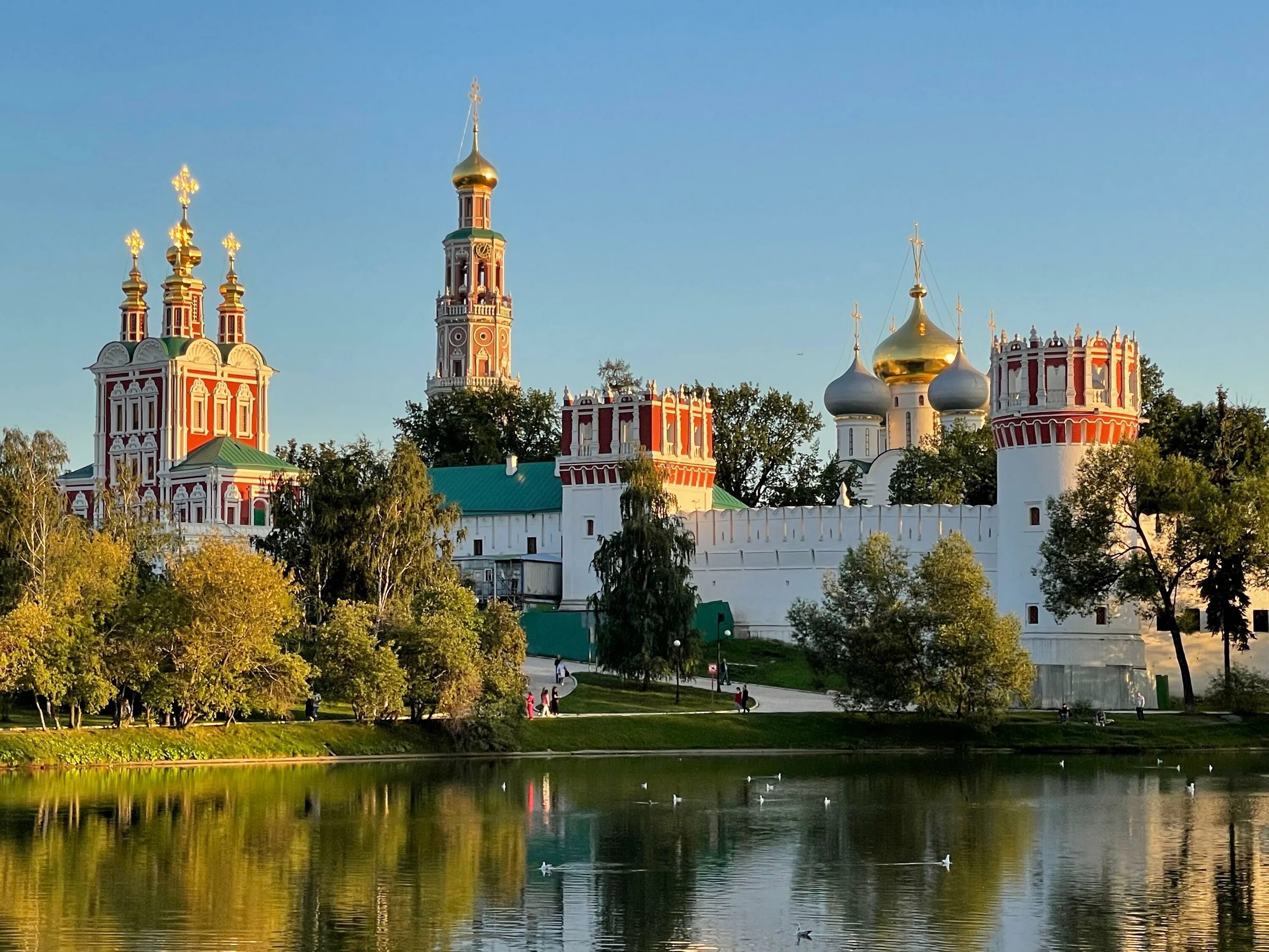 Известные монастыри москвы. Новодевичий монастырь в Москве. Новодевичий Богородице-Смоленский монастырь. Новодевичий монастырь Хамовники. Новодевичий монастырь пруд.