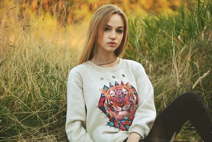 Ревнивая девушка. Девушка ревнует. ревнивая красотка. ревнивая девушка фото.
