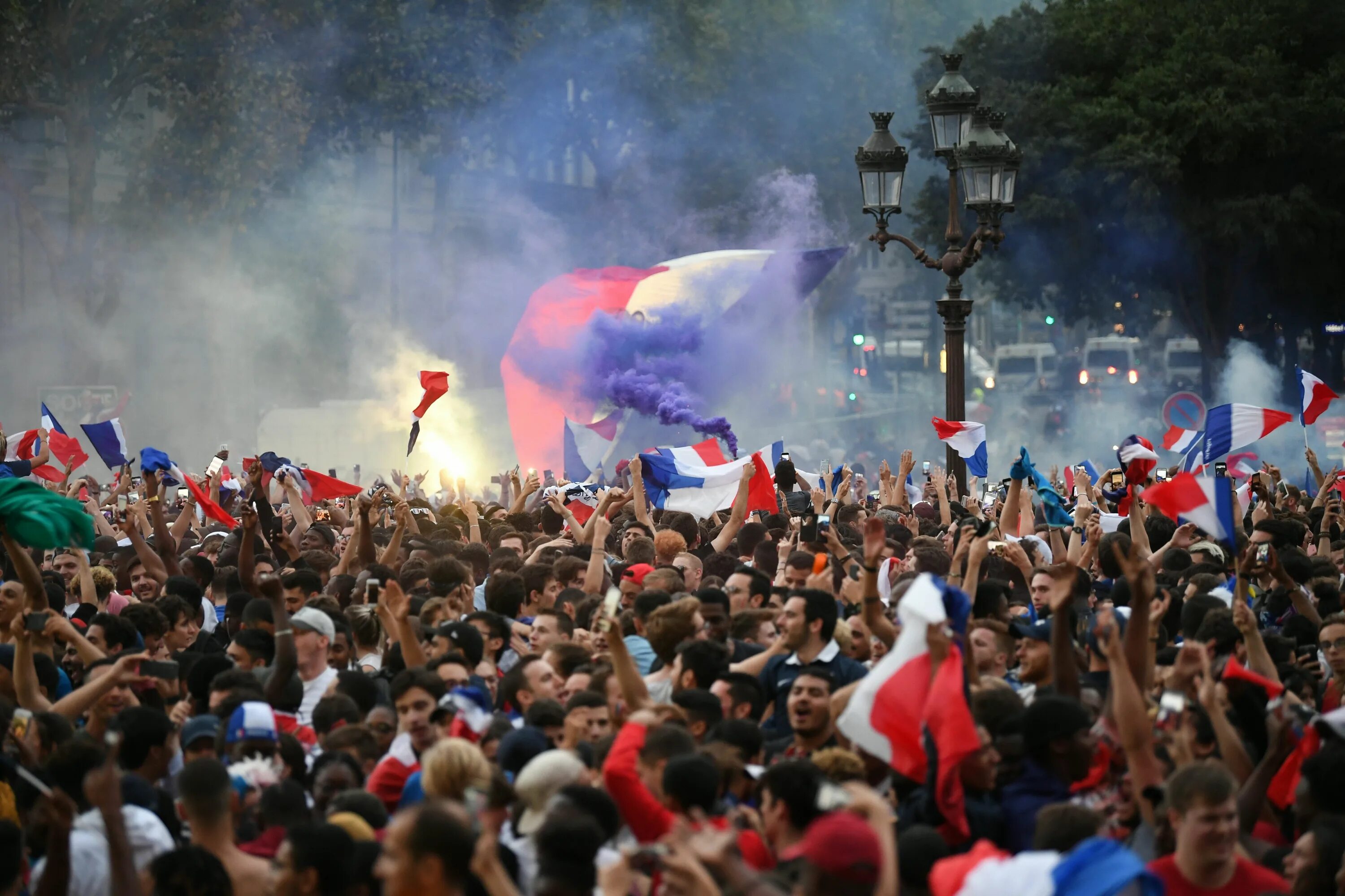 Население Франции. Франция люди. Франция патриотизм. Толпа французов.