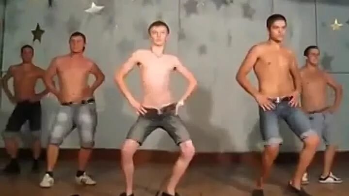 Танцы парни под песню. Парень танцует. Мужик танцует. Русский парень танцует.