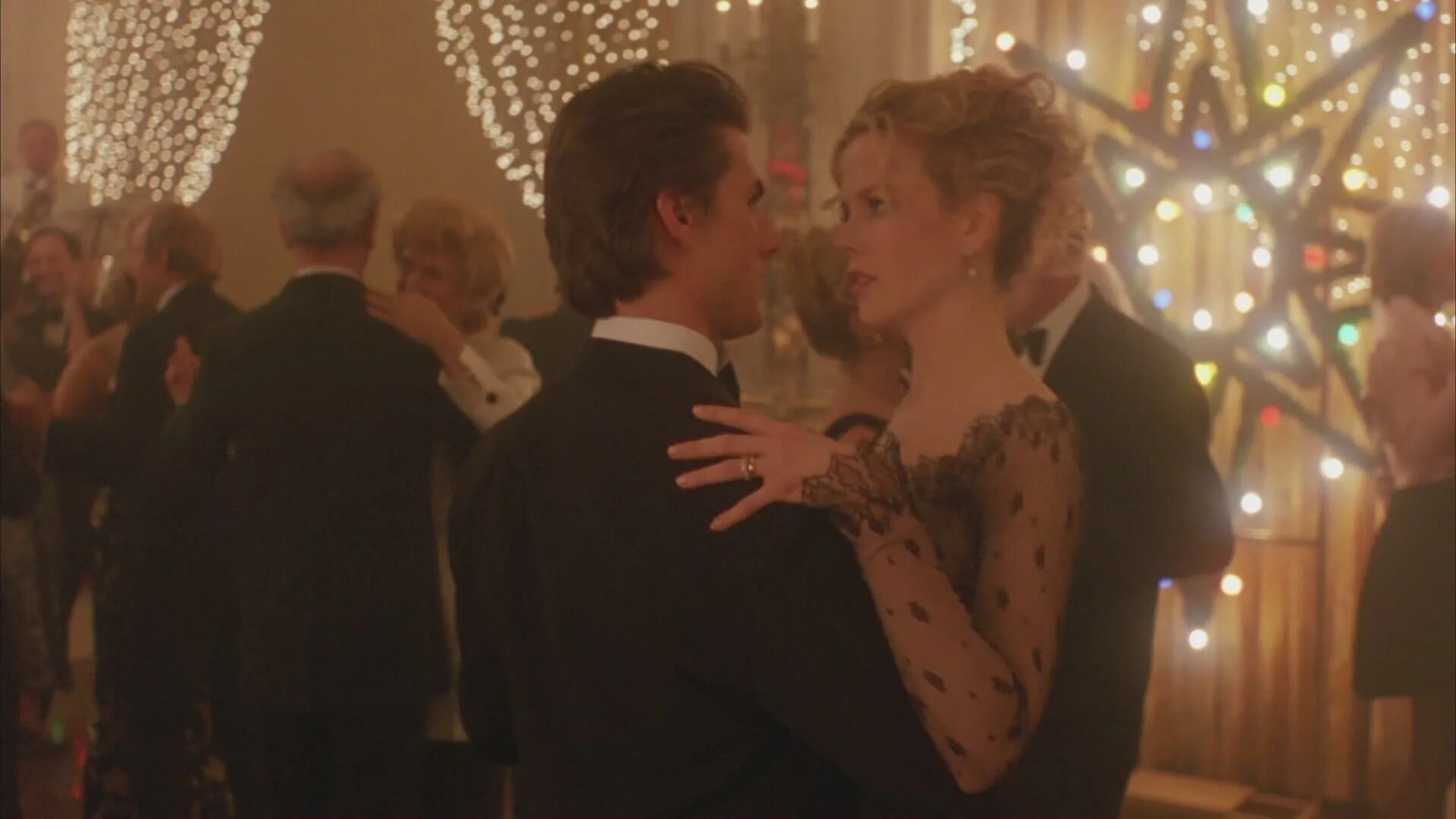 Левитанский диалог у новогодней елки. Так разрешите же в честь новогоднего бала. С широко закрытыми глазами оргия. Диалог из фильма про новый год. Так разрешите же в честь новогоднего бала.