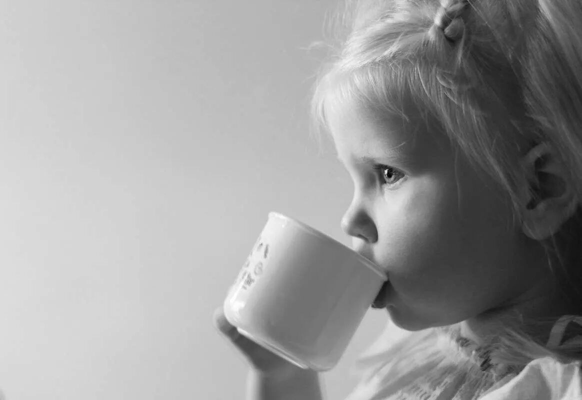 Отсасывает молоко. Отсасывает молоко. Малыш с бутылочкой. Отсасывает молоко. Отсасывает молоко.