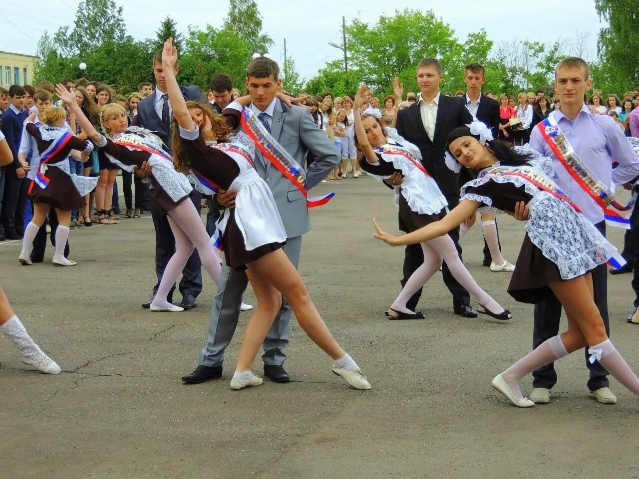 Выпускной танец. Школьный выпускной. Выпускные классы. Последний звонок выпускники. Видео классники