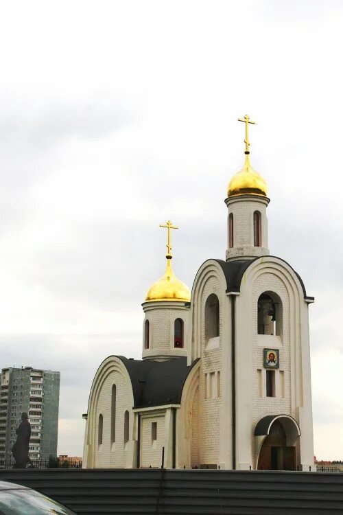 Храм строгино донской. Церковь димитрия донского строгино. храм строгино омон. церковь димитрия донского при базе омона. часовня церковь строгино в москве.