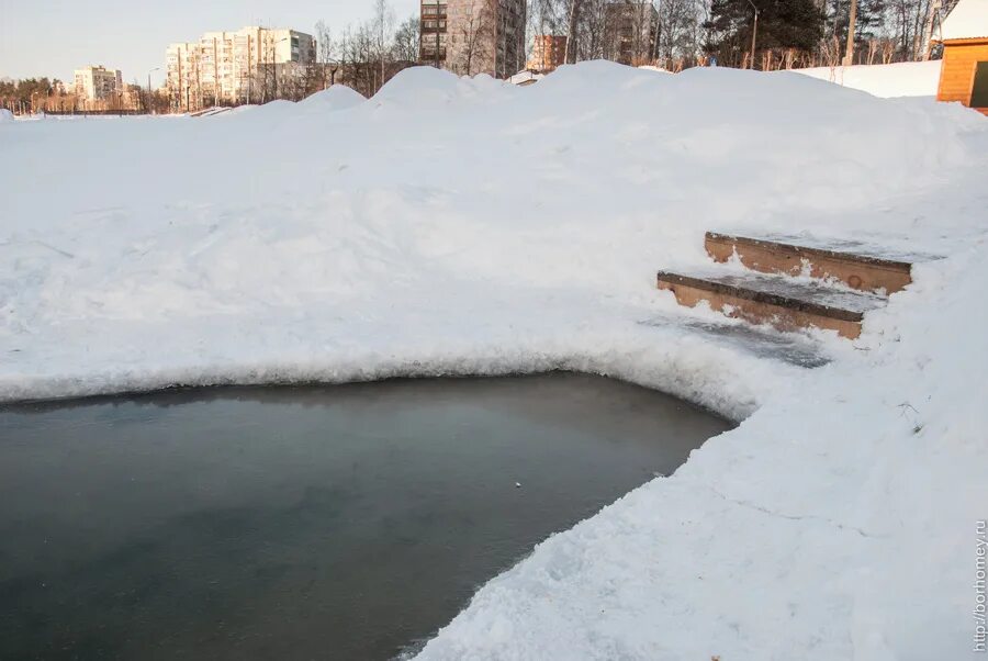 Зимняя прорубь. Полынь зимой. Прорубь на реке. Река вуокса лесогорск. Полынья зимой.