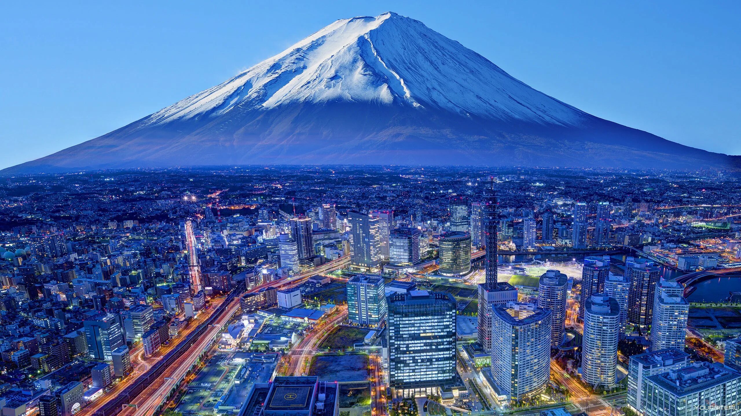 Япония крупнейший в мире. Япония Токио Фудзияма. Токио Фуджи. Столица Японии Токио гора Фудзияма. Вид с Фудзиямы на Токио.