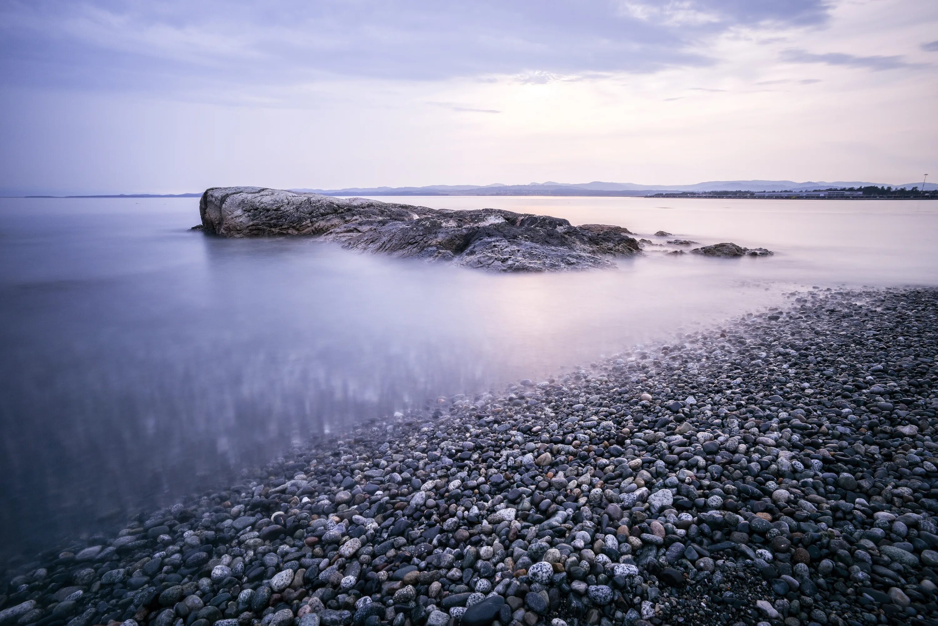 Стала спокойнее вода. Камни на берегу моря. Камни в воде. Вода берег. Море камни.