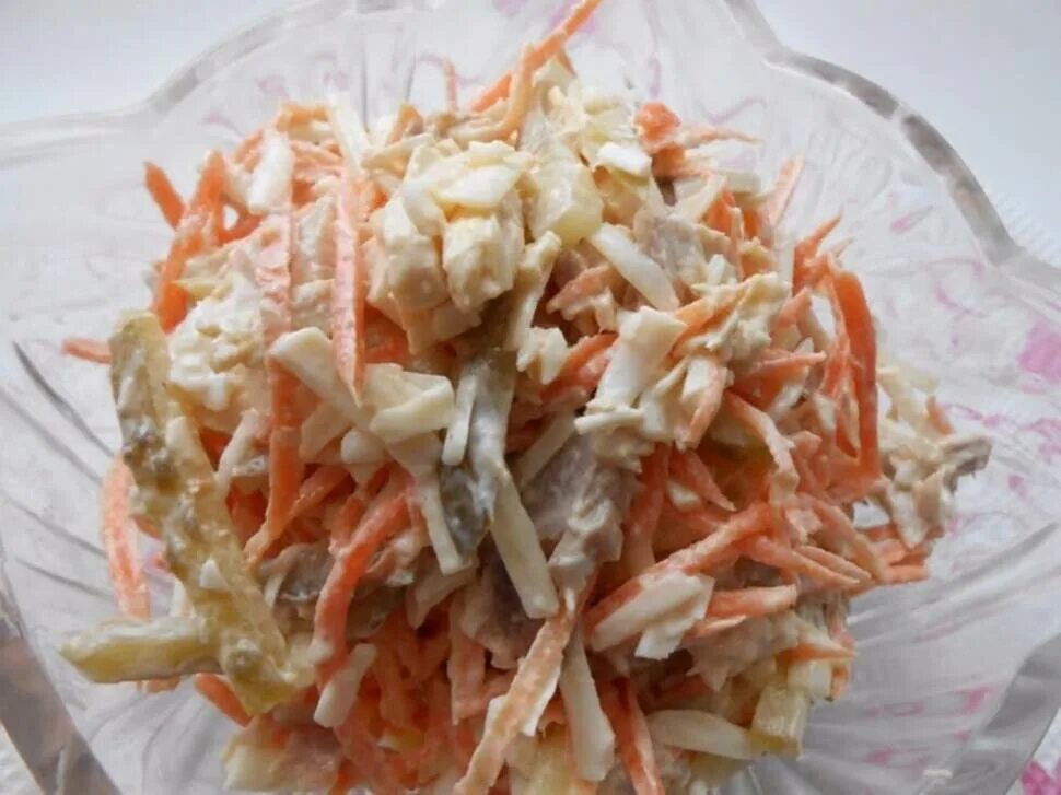 Корейская морковь огурец курица сыр. Салат с морковью по-корейски и курицей и огурцом. Салат с вареной курицей и морковкой по корейски. Салат Лисичка. Салат из моркови с курицей.