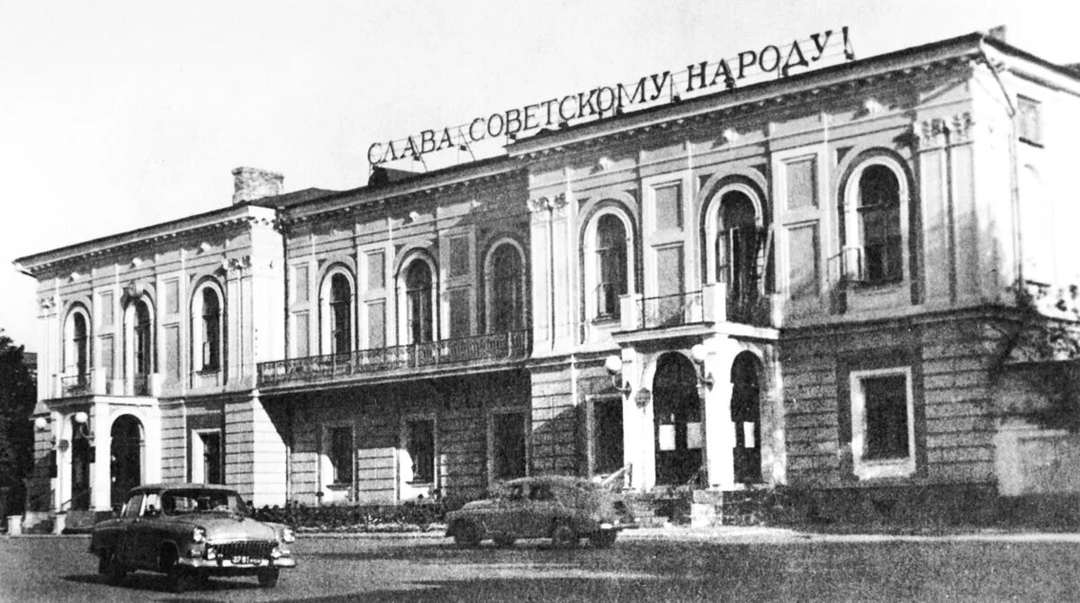 Подавление выступлений в новочеркасске. Новочеркасск атаманский дворец 1962. горисполком новочеркасска 1962. здание горкома в новочеркасске 1962. новочеркасский расстрел рабочих в 1962.