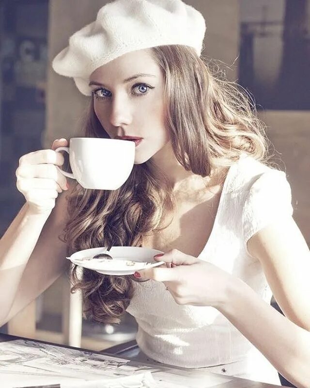 Красивая женщина утром. Девушка пьет кофе. Девушка с чашечкой кофе. Женщина с чашкой. Девушка с чашкой кофе.