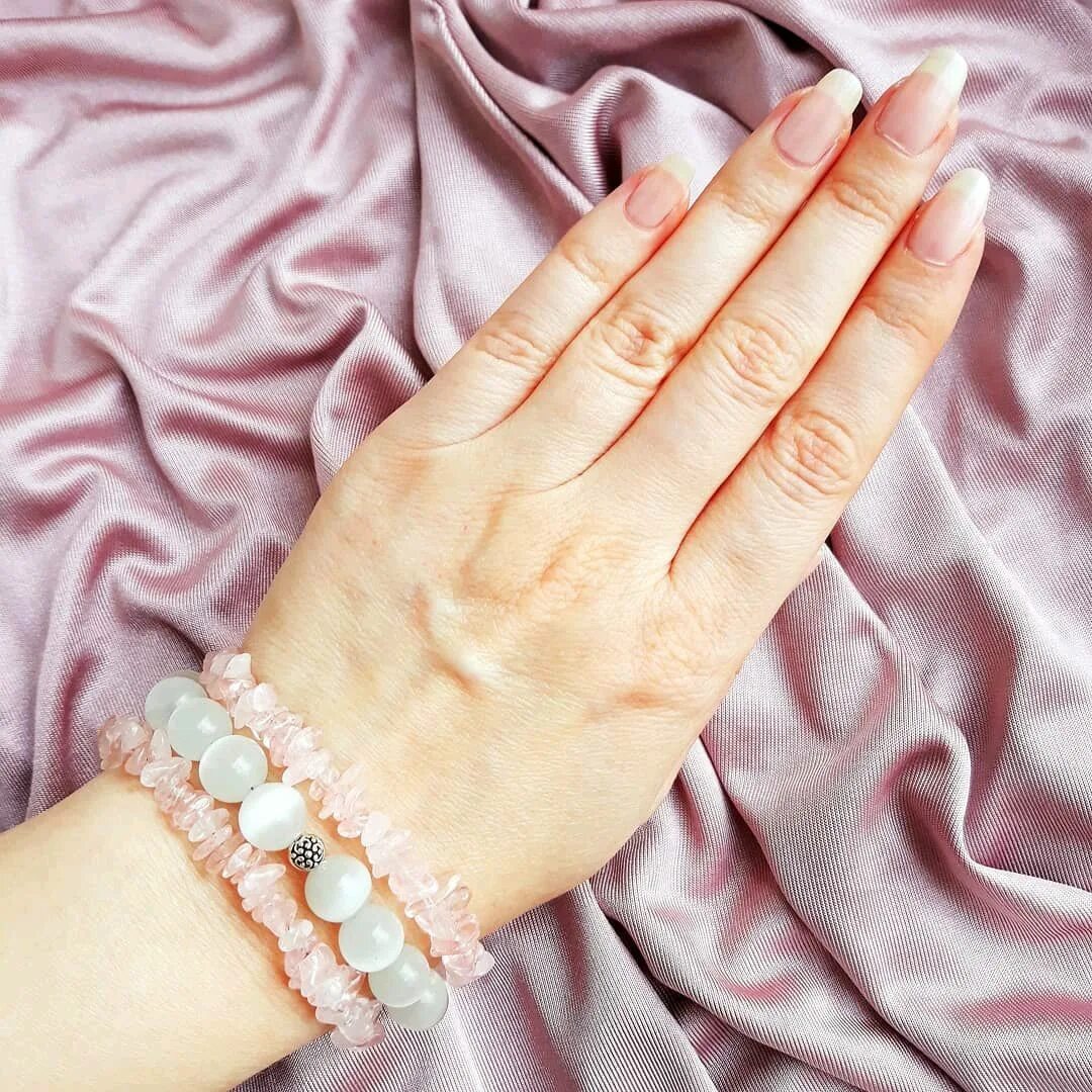 На какой руке носить розовый кварц браслет. Браслет из розового кварца. Браслет с розовым кварцем в серебре. На какой руке носить розовый кварц браслет. Мадагаскарский розовый кварц.