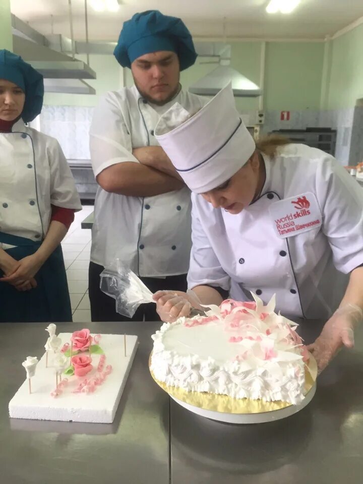 кондитер. курсы начинающего кондитера. евгений костюченко кондитер. курсы кондитера. кондитерские курсы.