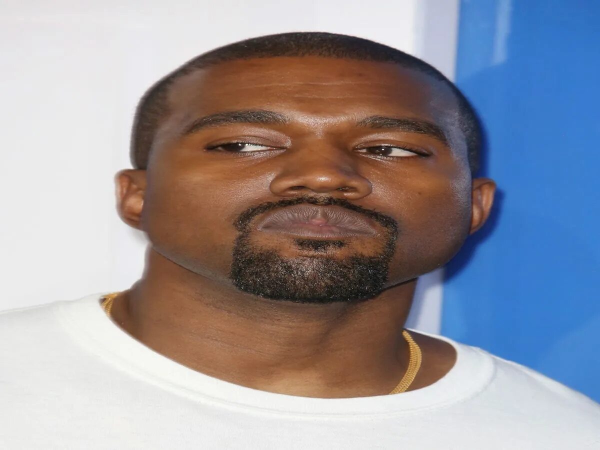 Канье удалил зубы. Adidas канье уэст тапки. Канье уэст прическа. Канье уэст facetime meme. Кроссовки изи кани вест.