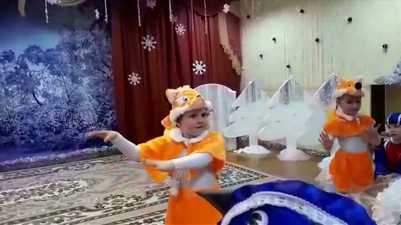 Костюм для детского утренника белочка. Образ лисы на новогоднем утреннике. Выход лисы на утренник. Лисичка в детском саду утренн к. Мой утренник.