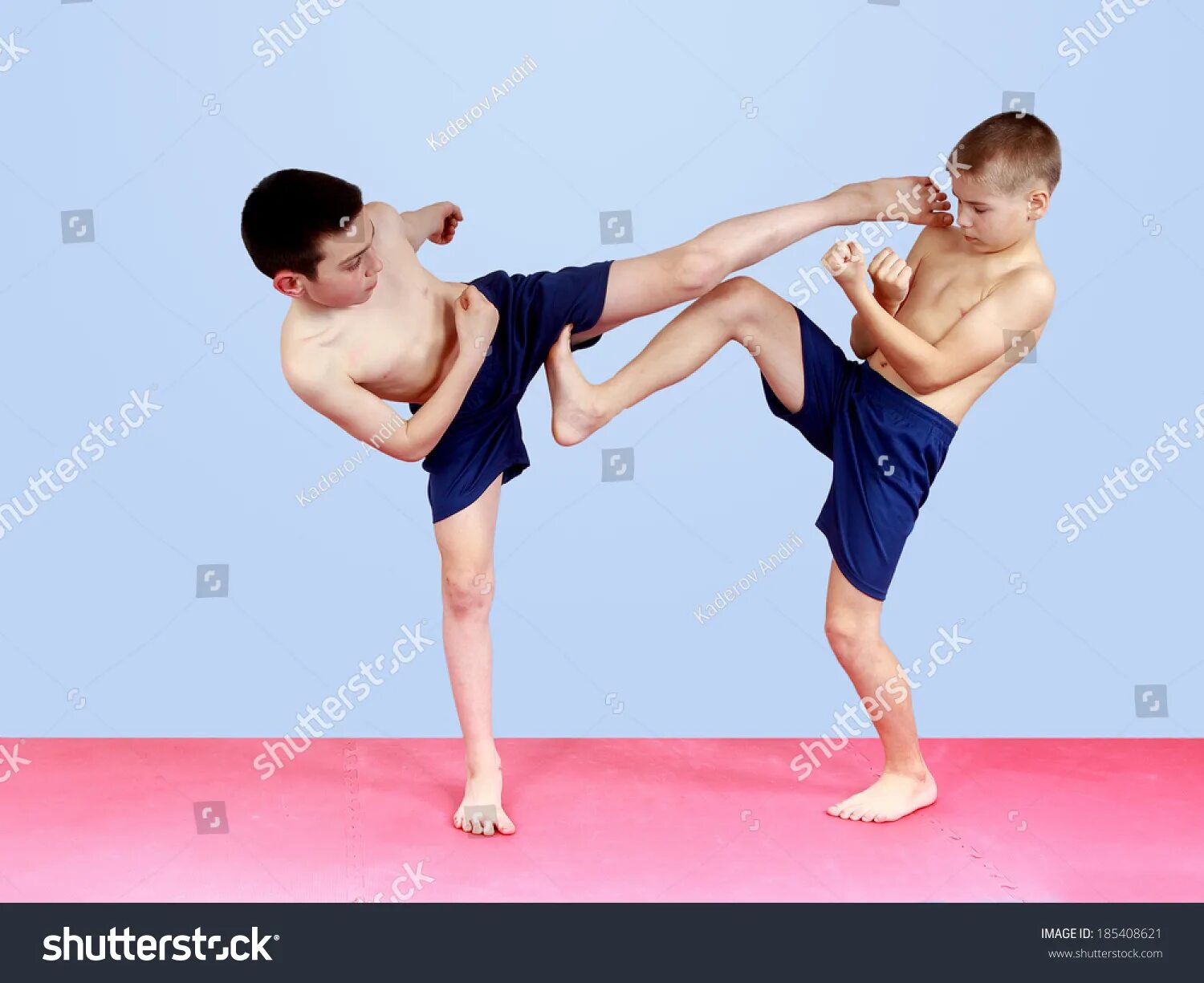 Друзья борются. Друзья борются. Друзья борются. Мальчики дерутся в шортиках. Борьба на траве мальчиков.