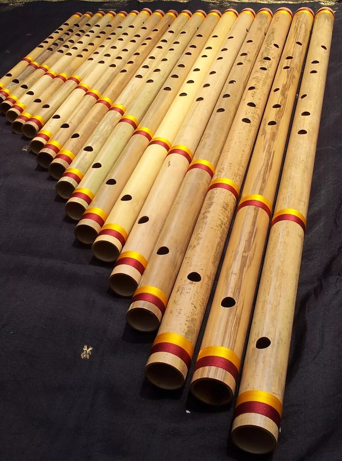 Индийская флейта бансури. Свирель духовой музыкальный инструмент. Бансури духовой музыкальный инструмент. Бансури индийский инструмент.
