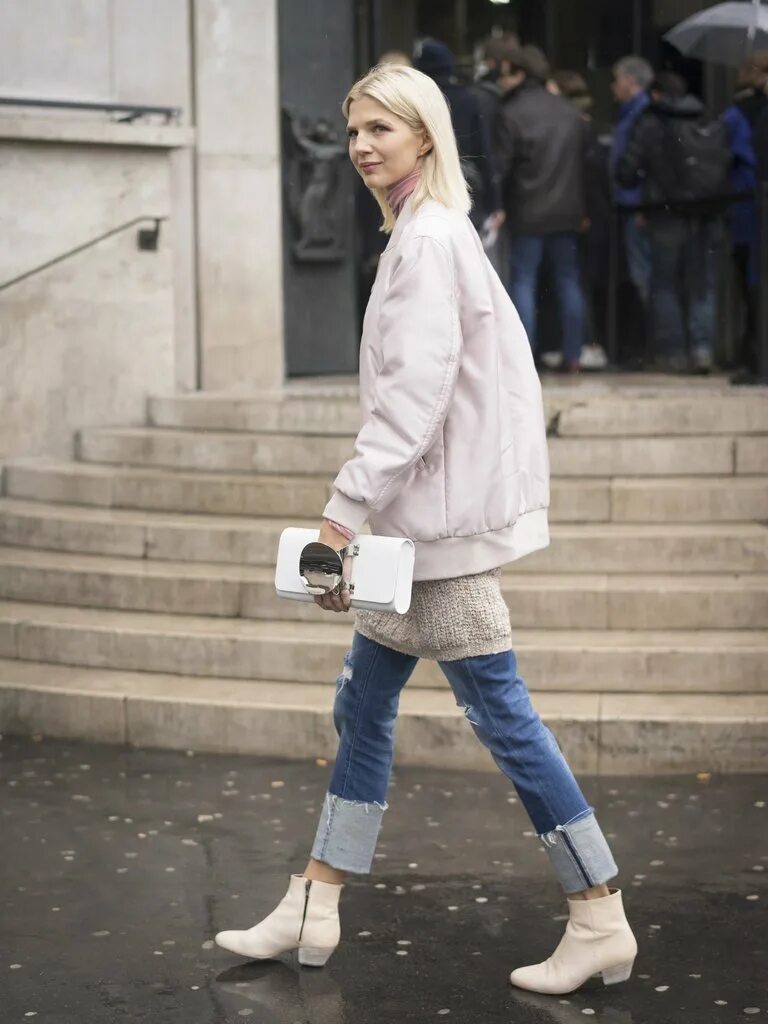 С чем носить белые ботинки женские. Обращ с белыми ботинками. Образ с белыми ботинками 2021. Образы с белыми ботинками на шнуровке. Стильные образы с казаками.