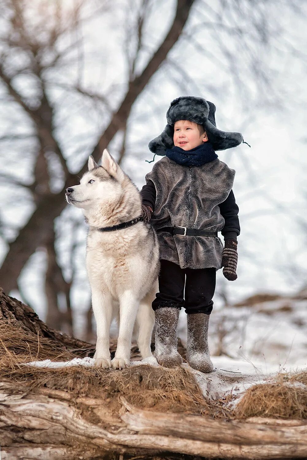 Дети зимой. Хаски и дети. Фотосессия зимой в лесу дети. Фотосессия с собакой зимой